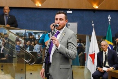 Lucas Ganem, durante sua posse na Câmara Municipal de BH. Ele é um dos que não tem o sobrenome na identidade, mas o usa na urna -  (crédito: Rafaella Ribeiro/CMBH)