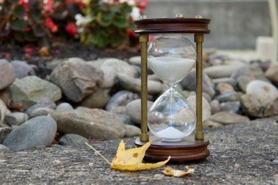 A ampulheta é um objeto de medição do tempo que utiliza areia ou outro pó fino para marcar intervalos. Sua origem remonta à Antiguidade, embora não se saiba ao certo o local exato onde foi criada. -  (crédito: Pixabay)