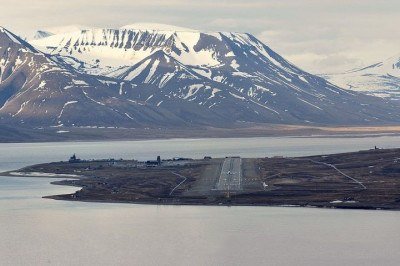 O Aeroporto de Svalbard, localizado em um arquipélago no extremo norte da Noruega, pode deixar de existir por consequência direta do aquecimento global. -  (crédito: Wikimedia Commons/Alexey Reznichenko)
