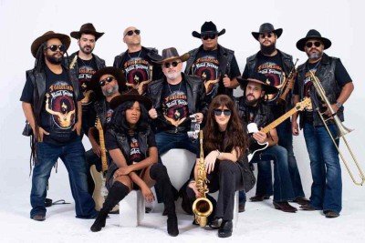 Grupo Filosofando Raul Seixas mantém o legado do roqueiro baiano, que morreu há 36 anos e continua conquistando fãs entre as novas gerações
 -  (crédito: Paulo Valle/divulgação)