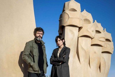 Milo (Isak Férriz) e Rebeca (Verónica Echequi) investigam assassinato na Casa Milà, obra-prima do catalão Antoni Gaudí -  (crédito: Netflix/Divulgação)