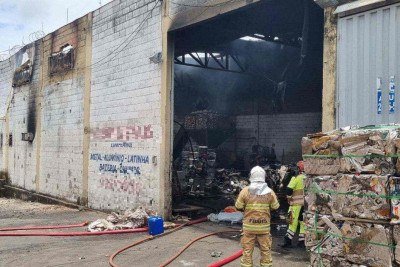 O incêndio gerou intensa fumaça escura e labaredas visíveis a longa distância -  (crédito: Reprodução/CBMMG)