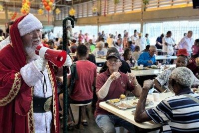 No dia 25 de dezembro, além do cardápio especial de Natal, o almoço contará com a presença do Papai Noel e brincadeiras organizadas por voluntários que vão apoiar as atividades com as crianças.
 -  (crédito: PBH/Reprodução)