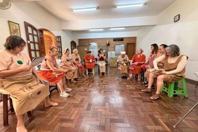 Elenco do grupo de teatro Pirilampos é composto apenas por mulheres, de 60 a 85 anos, que são exemplo potência feminina  -  (crédito: Grupo Pirilampos/Divulgação)