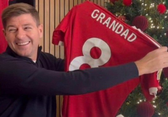 Ídolo de gigante europeu se torna avô aos 45 anos e tem filho de mafioso como genro