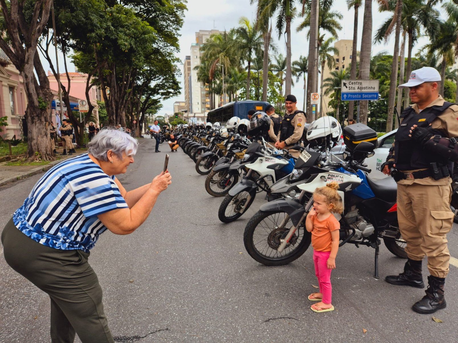 Gorete Duarte, av&oacute; de Luiza, de apenas dois anos, fez quest&atilde;o de tirar uma foto da neta com a banda tocando