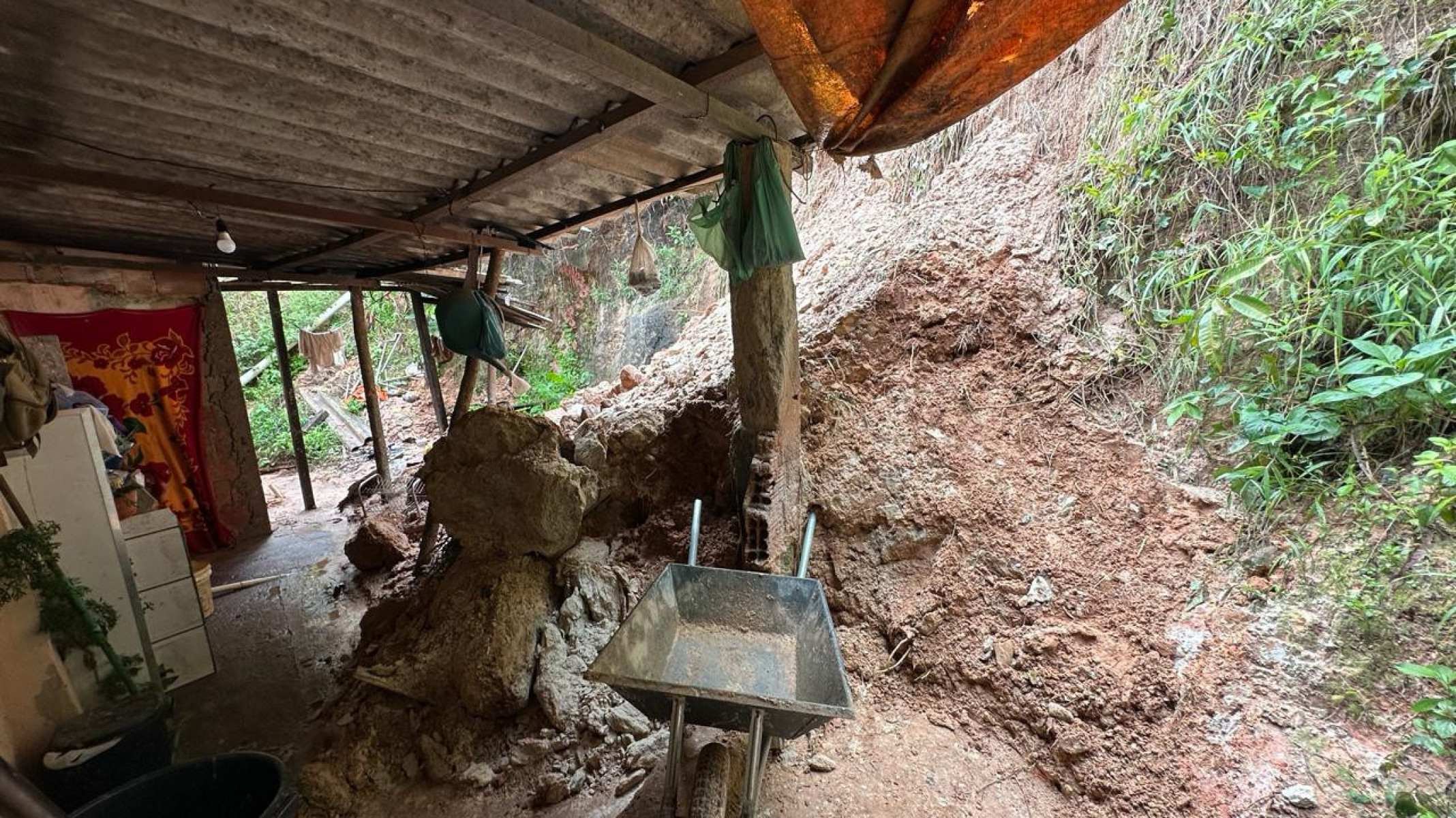 Chuva causa estragos em Itabira (MG)