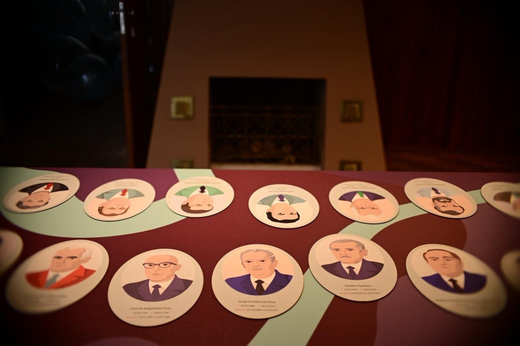 A exibição conta com pôsteres explicativos e ilustrações de cada governador do estado, de Juscelino Kubitschek até o atual, Romeu Zema