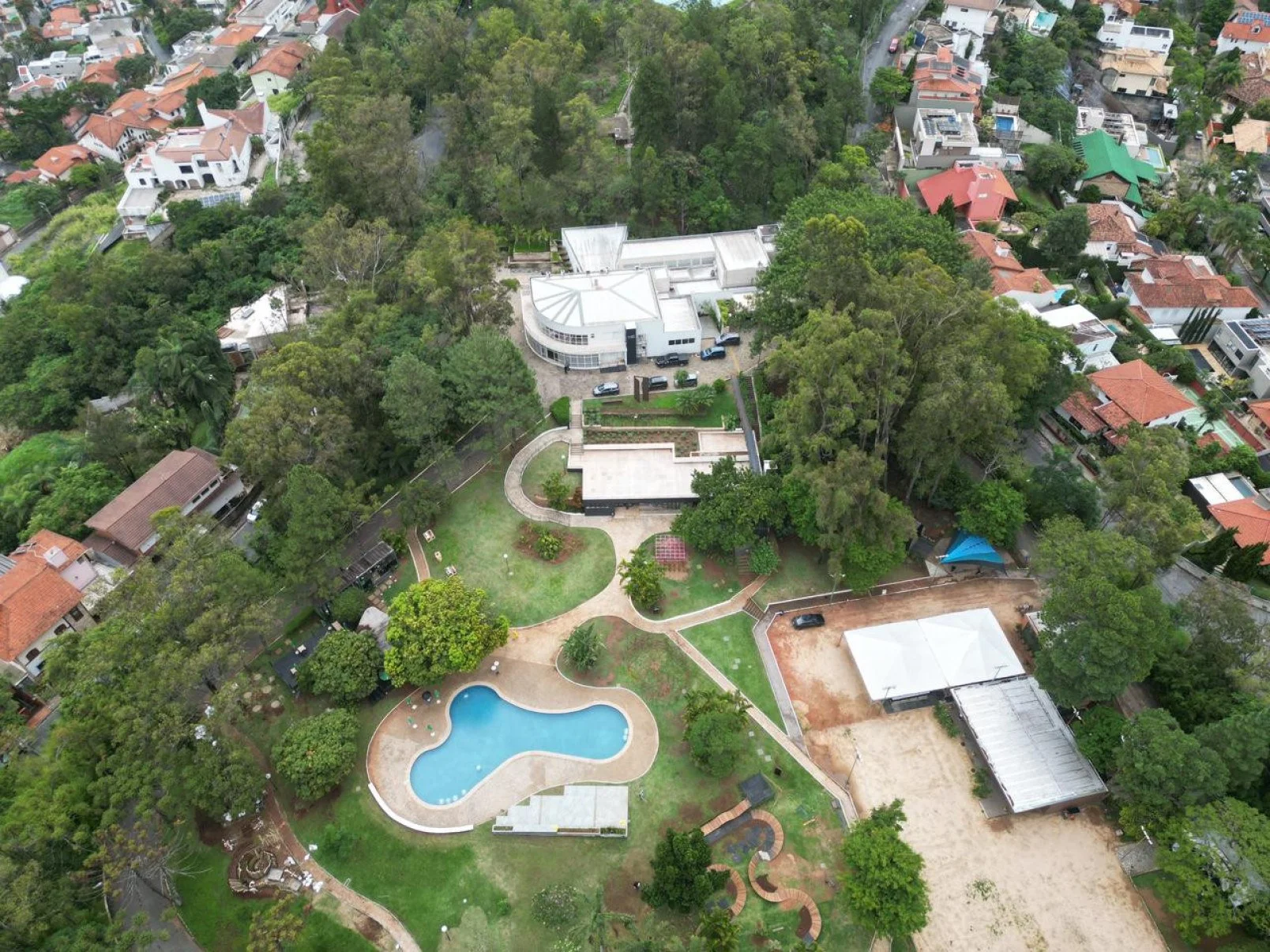 A mostra foi criada para atender turistas que visitam Belo Horizonte e todos que desejam conhecer a história do antigo Palácio das Mangabeiras