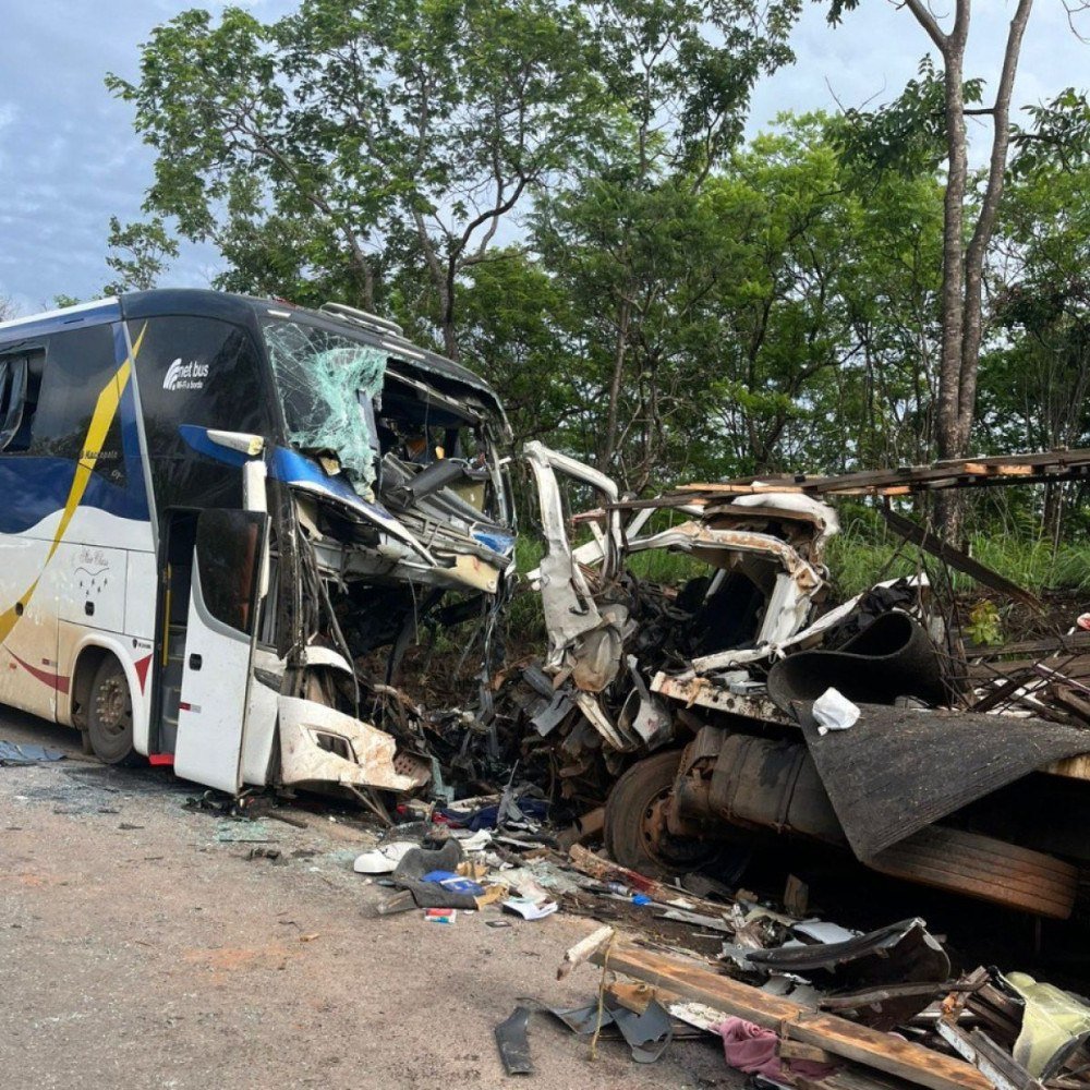 &Ocirc;nibus invadiu a contram&atilde;o e bateu de frente com carreta; tr&ecirc;s pessoas morreram no acidente, sendo dois motoristas e passageira