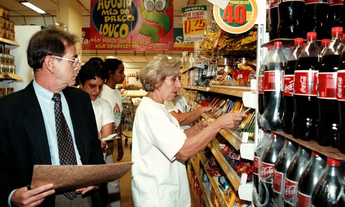 Lucia Pacifico Homem, presidente do MDC-MG (Movimento das Donas de Casa de Minas Gerais), fazia levantamento de precos e verifica&ccedil;&atilde;o de peso identificado nas embalagens de produtos em supermercados