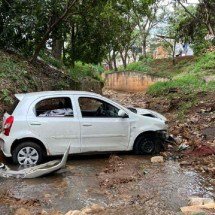 Carro perde os freios e vai parar dentro de córrego em Belo Horizonte  - CBMMG/Divulga&ccedil;&atilde;o