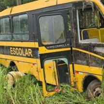 Micro-ônibus da Prefeitura de Bias Fortes capotou na BR-267 -  (crédito: CBMMG)