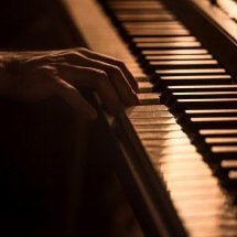 Justiça revoga decisão de penhorar piano de idosa centenária com dívidas - FreePik