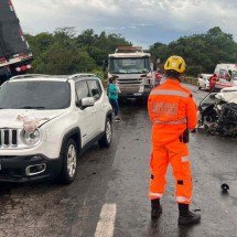 Acidente entre carreta e três carros deixa dois mortos em BR de MG - Corpo de Bombeiros/Reprodução