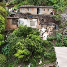 A vítima é Luigi de Jesus, de 5 anos, que foi soterrado após um muro desabar sobre a casa em que morava em Sabará -  (crédito: Defesa Civil de Sabará)