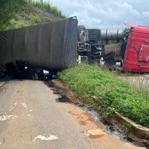 Caminhão carregado de minério esmaga carro em Minas - CBMMG/Divulga&ccedil;&atilde;o