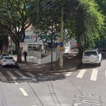 Idosa tem fratura exposta em acidente com dois carros em bairro de BH - Reprodução/Google StreetView