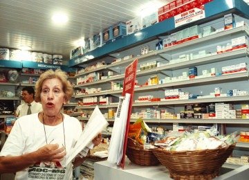 Lúcia Pacifico fazia fiscalizações em farmácias, mercados e açougues de Belo Horizonte
       -  (crédito: Maria Tereza Correia/Estado de Minas - 13/03/2001 )