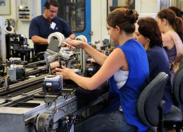 Operárias em linha de produção; imagem meramente ilustrativa -  (crédito: Agência Brasil/Arquivo)