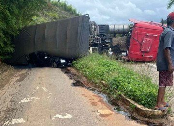 O caminh&atilde;o estava carregado de min&eacute;rio e tombou sobre um carro -  (crédito: CBMMG/Divulga&ccedil;&atilde;o)