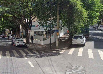 Idosa sofre fratura no braço após se envolver em acidente -  (crédito: Reprodução/Google StreetView)