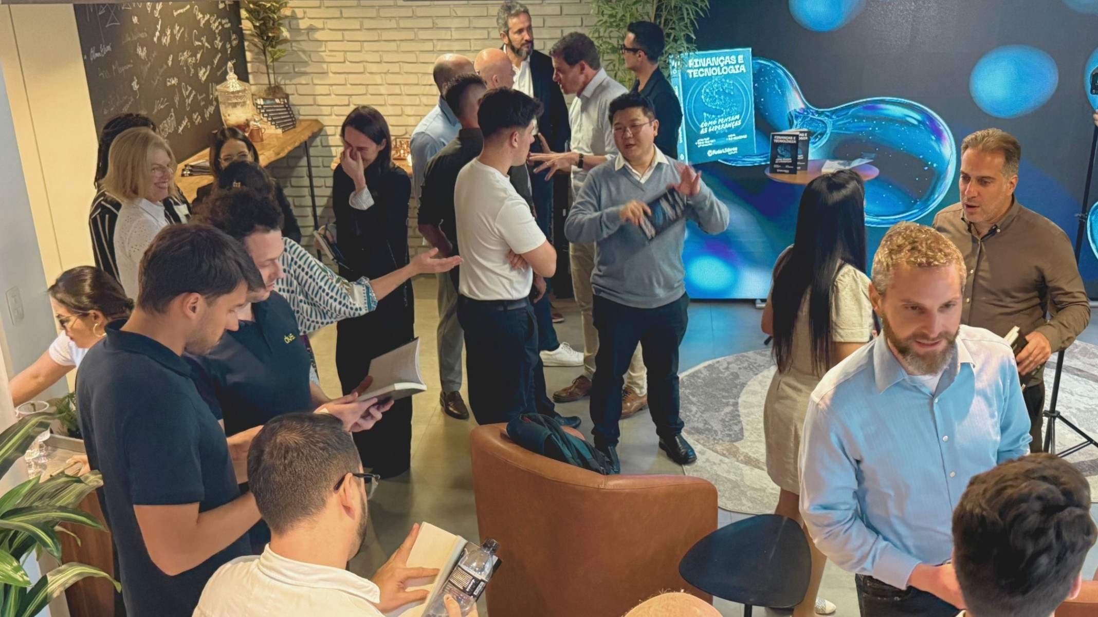 CFOs e CTOs discutem integração das áreas em novo livro - DINO