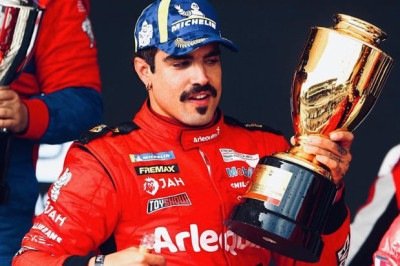 Personalidades do entretenimento que brilham nas telas e também aceleram nas pistas não é algo tão incomum de se ver. Caio Castro, até pouco tempo, era um dos exemplos de artistas que transformaram a paixão por velocidade em carreira paralela. Até que optou por encerrar sua vida de ator para se dedicar integralmente ao automobilismo. 
 -  (crédito: Instagram @caiocastro)