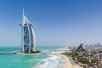Erguido em uma ilha artificial, o autoproclamado hotel 7 estrelas Burj Al Arab é símbolo máximo de luxo, engenharia ousada e identidade nacional dos Emirados Árabes Unidos. Trata-se de uma declaração arquitetônica de poder, luxo e ambição nacional, projetado para posicionar Dubai como capital global da inovação urbana.
 -  (crédito:  reprodução /tripadiviser)