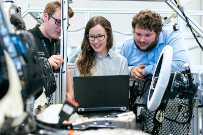 Equipes de engenharia e desenvolvimento trabalham na constante evolu&ccedil;&atilde;o dos sistemas e componentes que garantem a seguran&ccedil;a veicular nos testes de colis&atilde;o -  (crédito: Pexels)