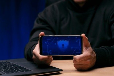 Medidas r&aacute;pidas s&atilde;o essenciais para proteger dados e contas digitais e banc&aacute;rias ap&oacute;s o roubo ou furto de um celular. -  (crédito: Freepik)