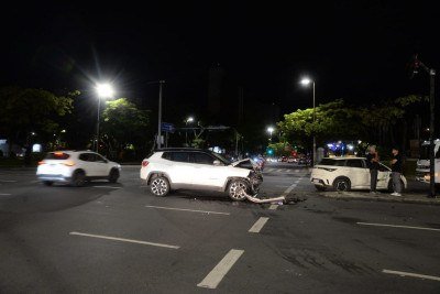 Ve&iacute;culos colidiram no cruzamento das avenidas Afonso Pena e do Contorno, na Regiao Centro-Sul da capital mineira -  (crédito: T&uacute;lio Santos/EM/D.A.Press)