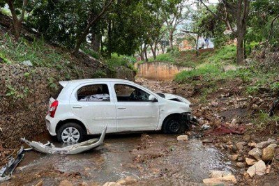 Ve&iacute;culo descia rua perpendicular &agrave; Avenida Bel&eacute;m, por onde passa o c&oacute;rrego, quando teria sofrido falha nos freios -  (crédito: CBMMG/Divulga&ccedil;&atilde;o)