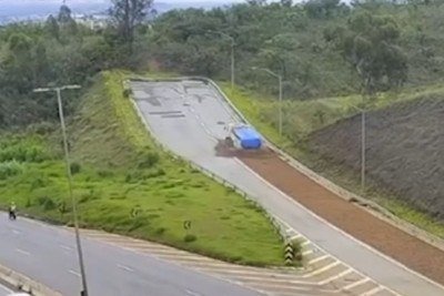 Ve&iacute;culo utilizou a &aacute;rea de escape na tarde desta sexta-feira (19/12) -  (crédito: BH Trans/Reprodu&ccedil;&atilde;o)