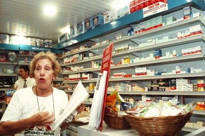 Lúcia Pacifico fazia fiscalizações em farmácias, mercados e açougues de Belo Horizonte
       -  (crédito: Maria Tereza Correia/Estado de Minas - 13/03/2001 )