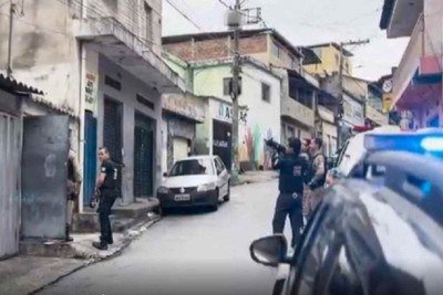 Policiais Civis e militares chegam a uma das casas onde foi cumprido mandado de prisão -  (crédito: PCMG)