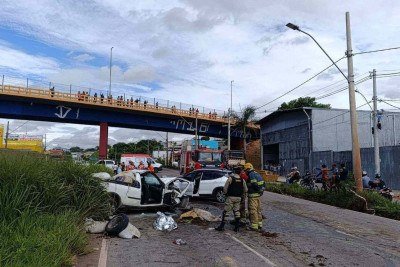 Grave acidente matou um homem e deixou outra pessoa em estado grave na Via Expressa, em Contagem (MG) -  (crédito: Corpo de Bombeiros/Reprodução)
