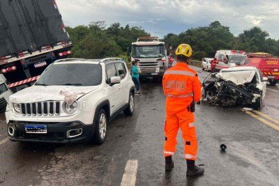 Acidente entre carreta e três carros deixa um morto na BR-153, em Prata (MG) -  (crédito: Corpo de Bombeiros/Reprodução)