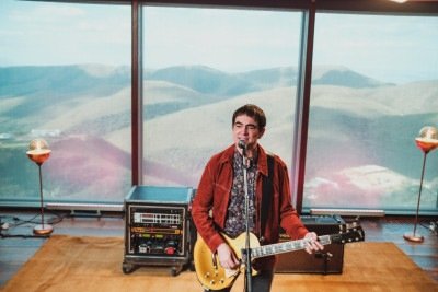 Samuel Rosa gravou 'Rosa sessions' no Sonastério, tendo as montanhas de Nova Lima como cenário -  (crédito: Diego Ruahn/divulgação)