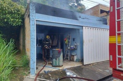 Idoso morre em incêndio em residência em Betim, na Grande BH -  (crédito: CBMMG)