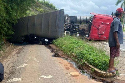 O caminh&atilde;o estava carregado de min&eacute;rio e tombou sobre um carro -  (crédito: CBMMG/Divulga&ccedil;&atilde;o)