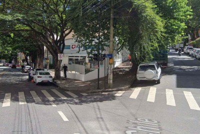 Idosa sofre fratura no braço após se envolver em acidente -  (crédito: Reprodução/Google StreetView)