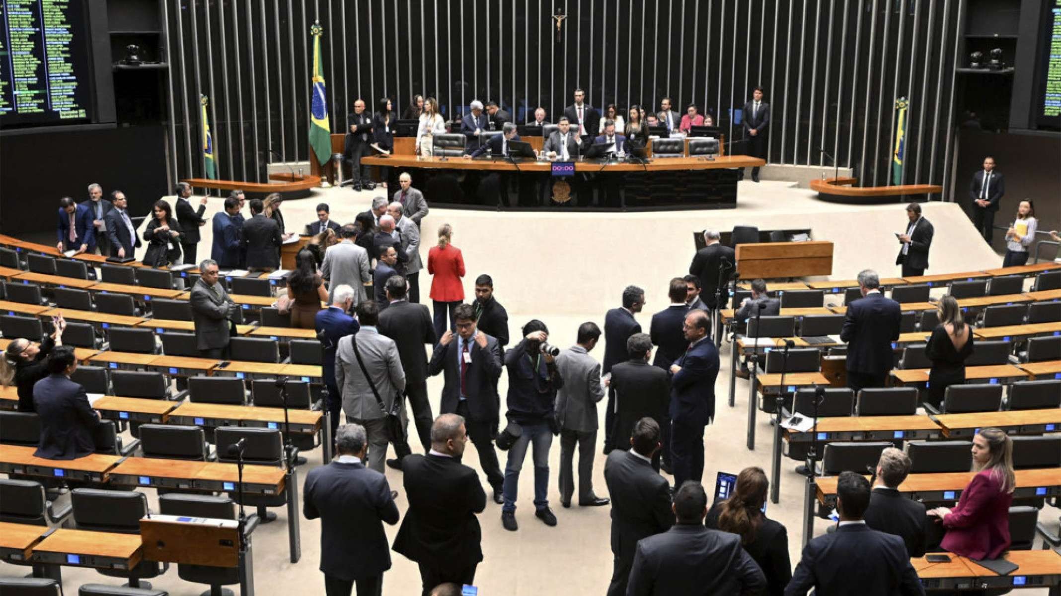 Orçamento de 2026 aprovado: R$ 61 bi para emendas e R$ 4,9 bi de fundo eleitoral - Platobr Politica