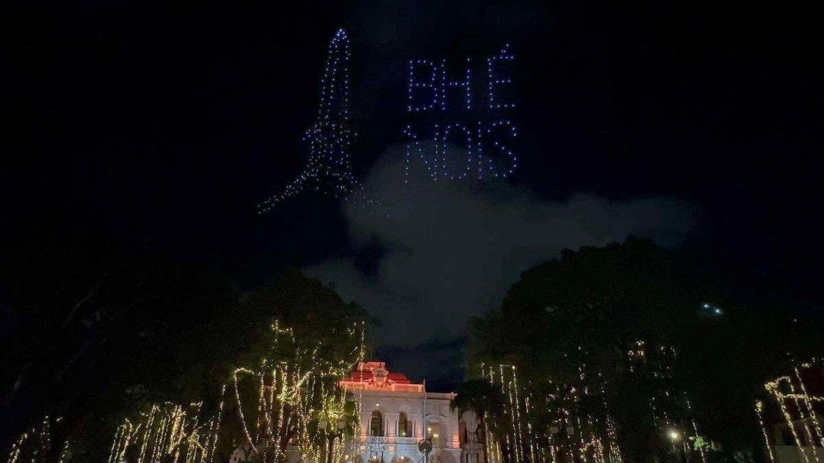 O show de drones transforma o c&eacute;u em uma tela luminosa, exibindo mensagens e formas art&iacute;sticas com precis&atilde;o -  (crédito: Ramon Lisboa/EM/D.A Press)
