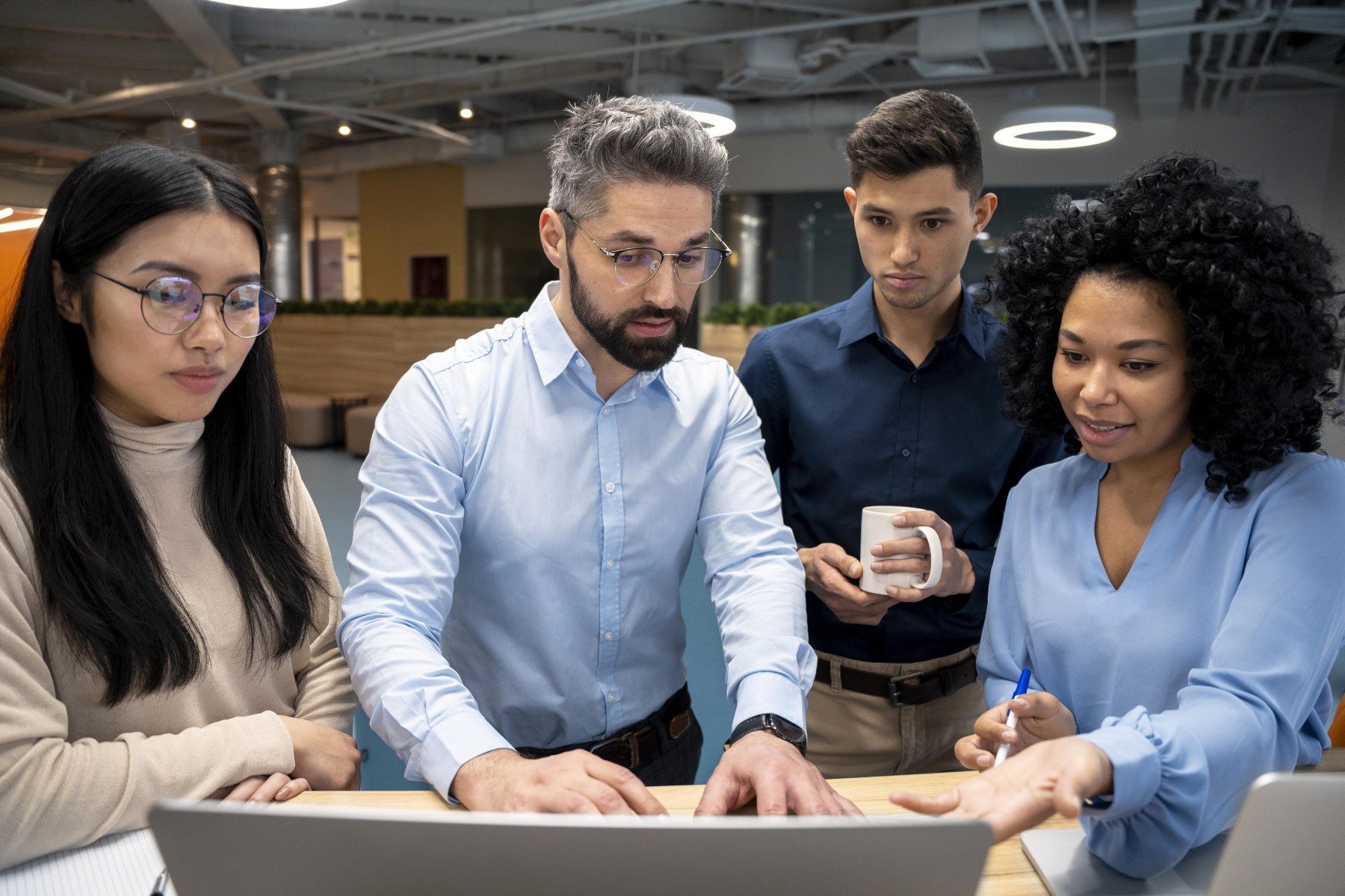 IA nas empresas: liderança e capacitação determinam sucesso - DINO