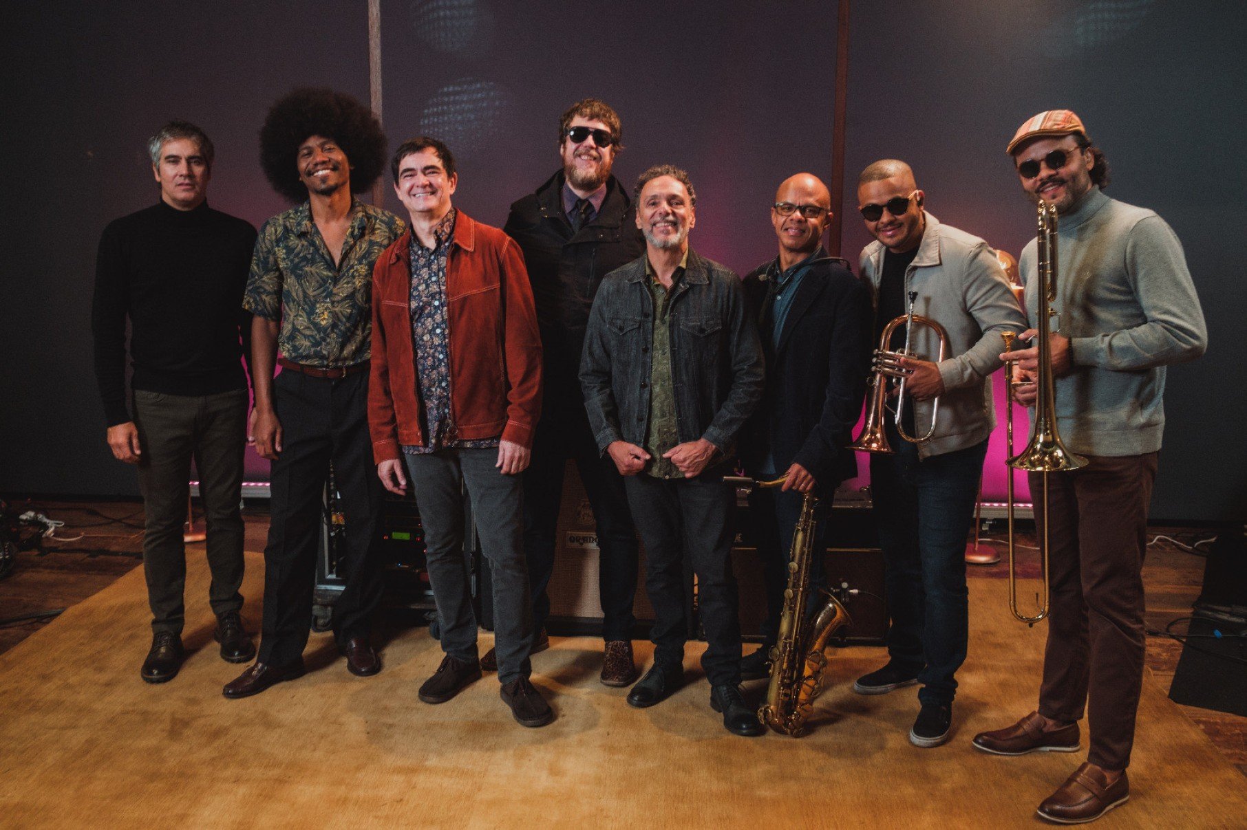 Samuel Rosa e com sua equipe e a banda que o acompanhou em Rosa sessions, gravado no est&uacute;dio Sonast&eacute;rio