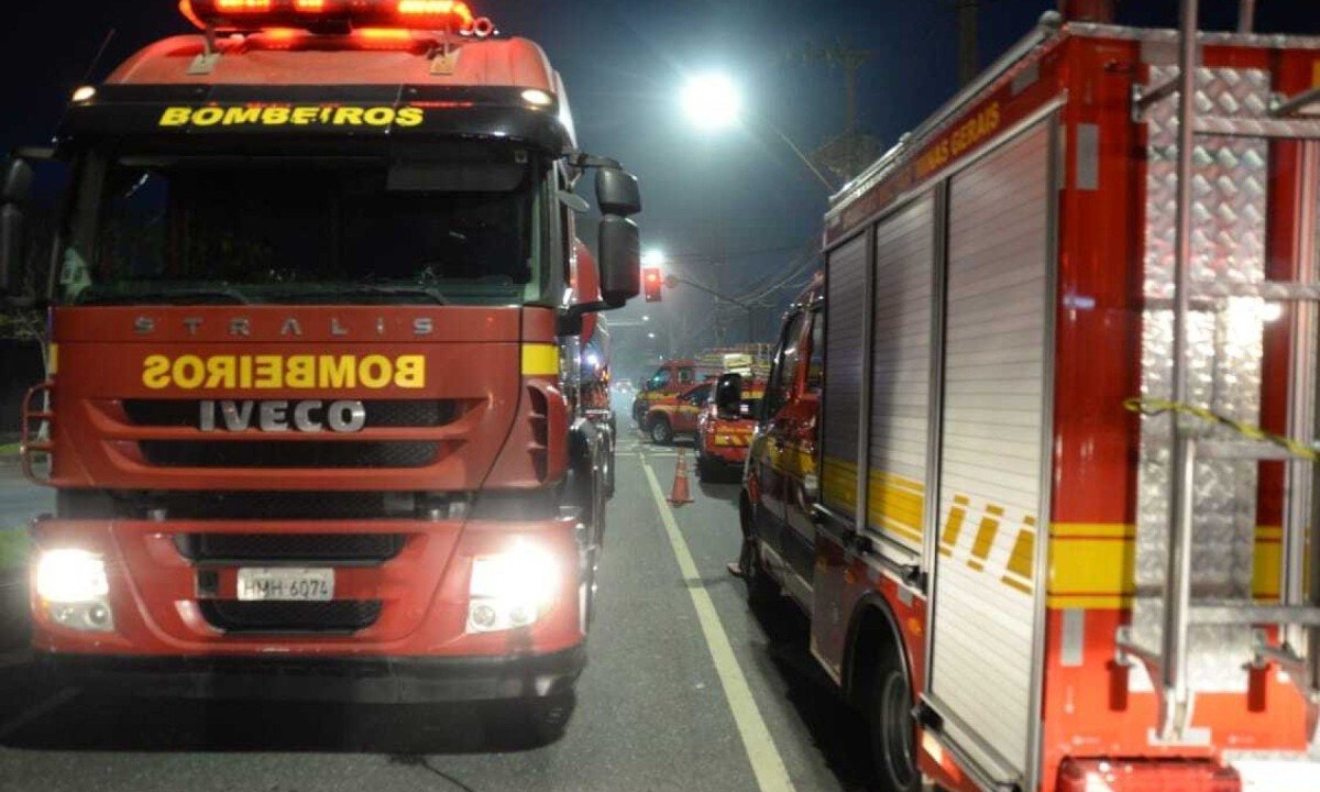 Dez viaturas e 30 combatentes do Corpo de Bombeiros Militar de Minas Gerais (CBMMG) foram mobilizados para atender a ocorrência-Túlio Santos/EM/D.A Press