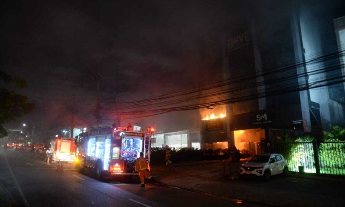 Chamas dentro do prédio atingiram cerca de 2.000 ºC-Túlio Santos/EM/D.A Press