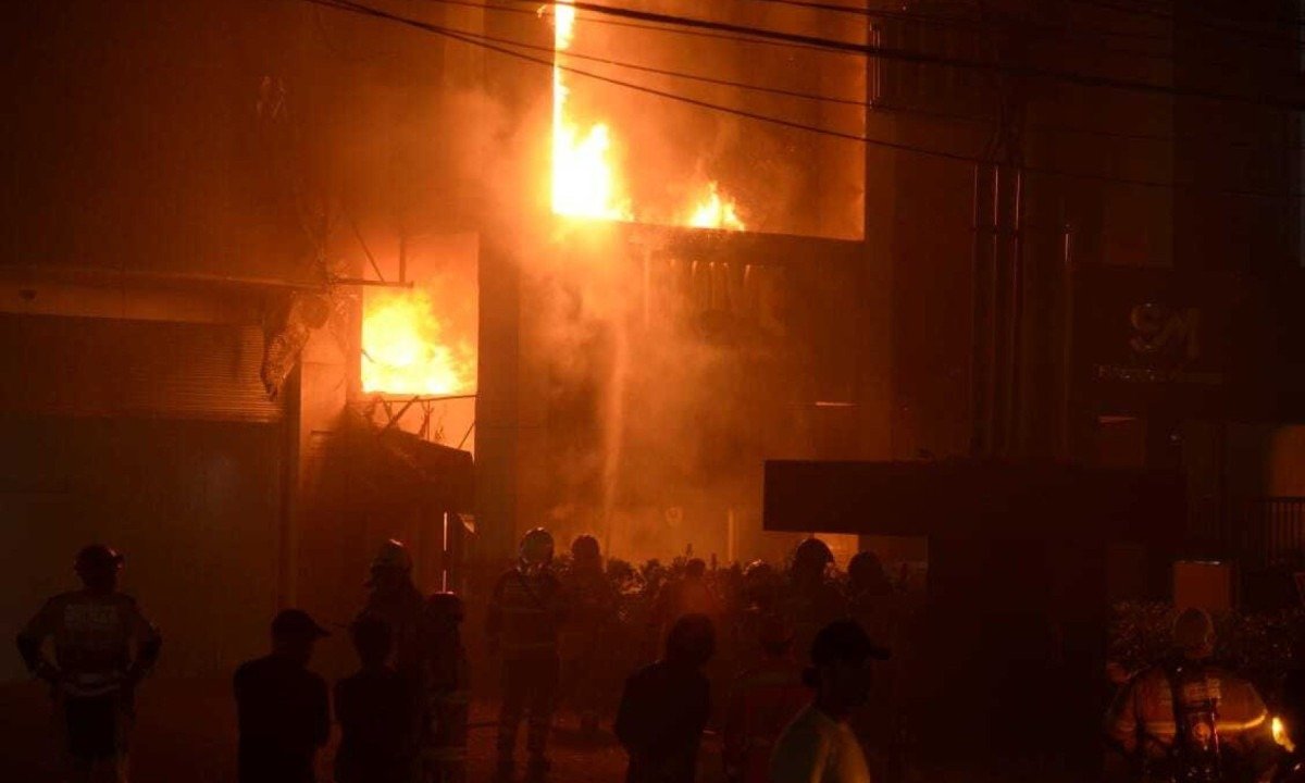 Alta temperatura e fumaça densa impediu que combeiros chegassem no foco do incêndio-Túlio Santos/EM/D.A Press