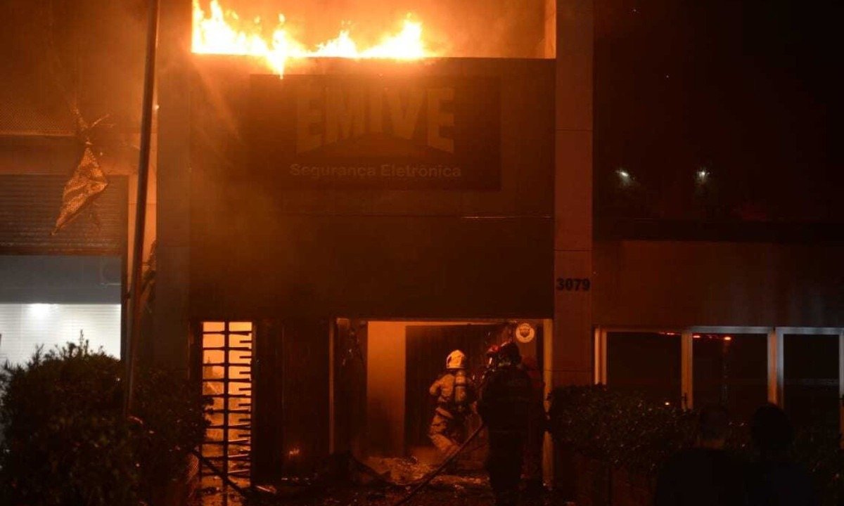 Alta temperatura e fumaça densa impediu que combeiros chegassem no foco do incêndio-Túlio Santos/EM/D.A Press